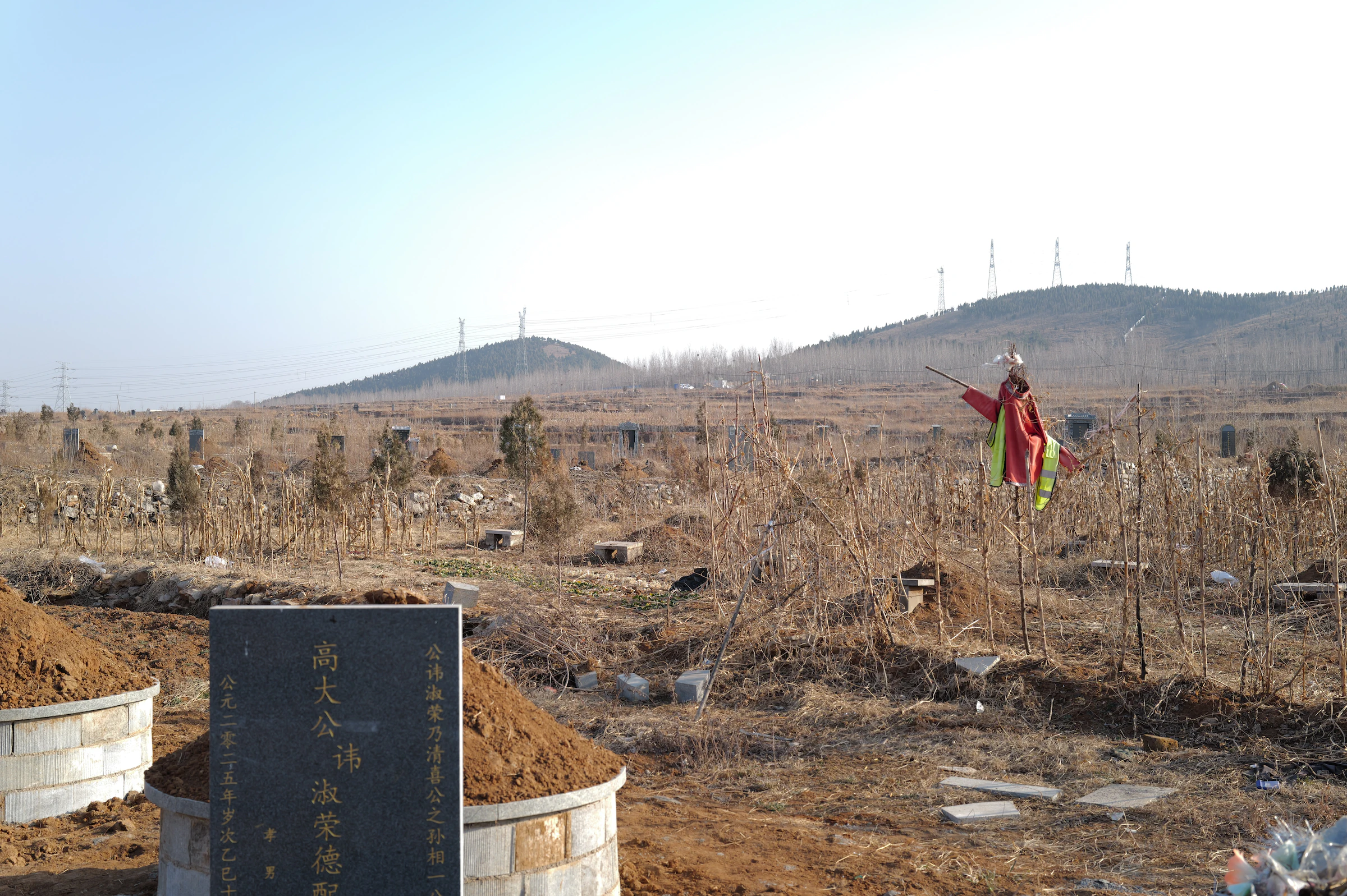冬季荒地、远山与田间行人