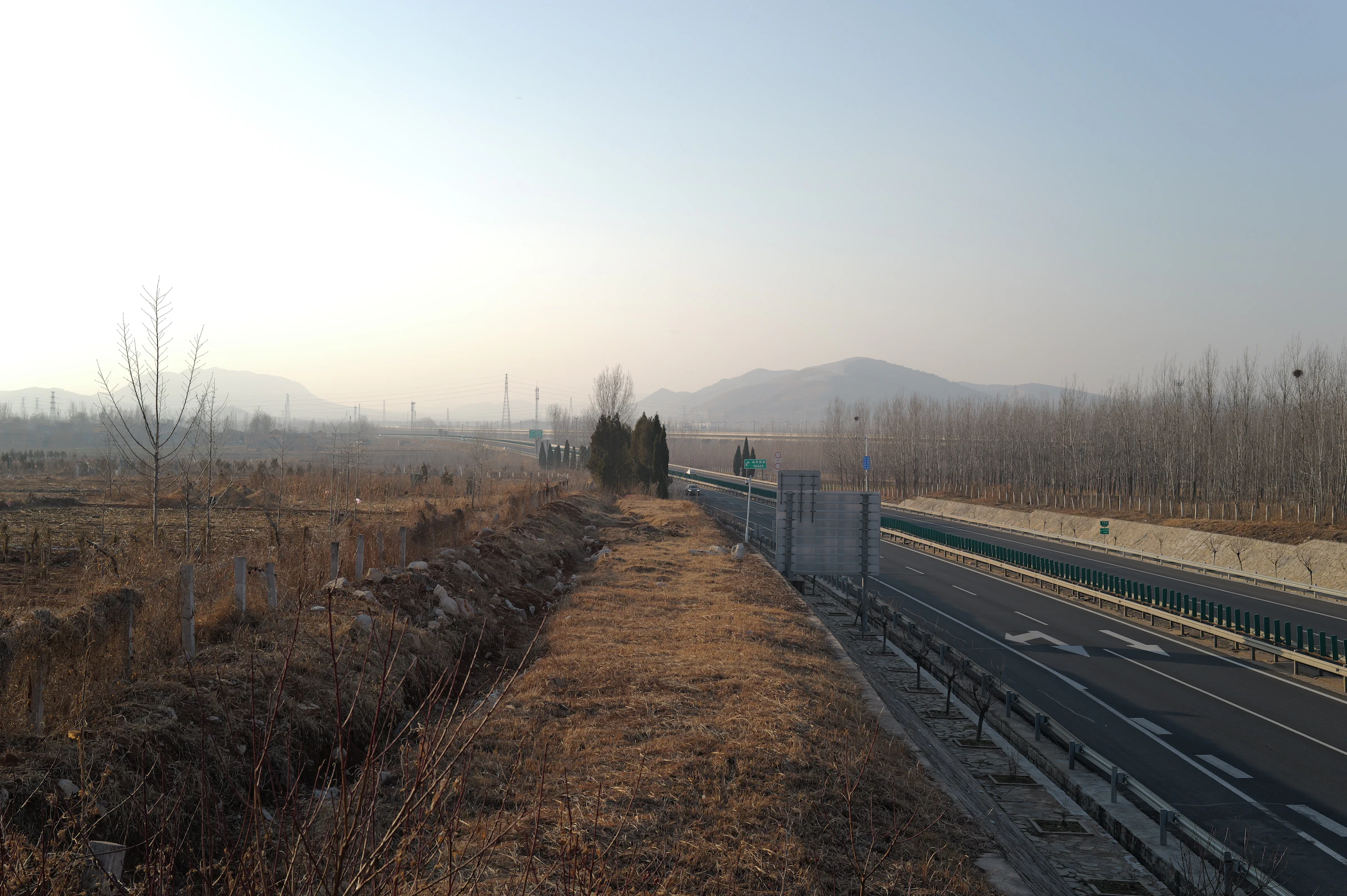 晨光下通往远山的田间道路