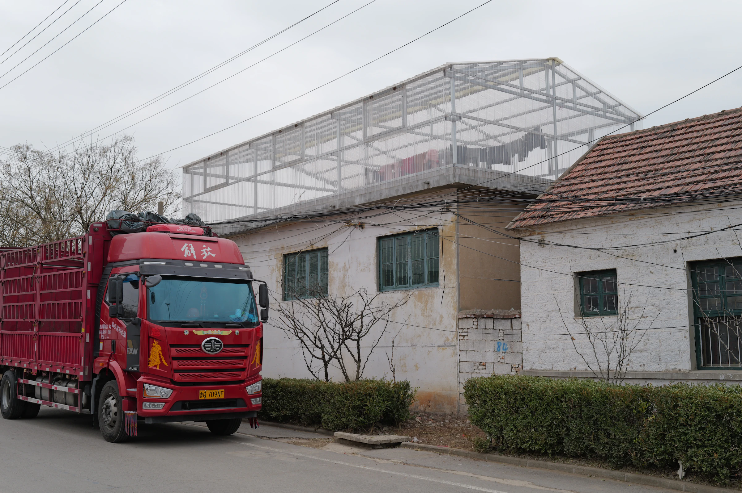红色货车与村庄工业建筑