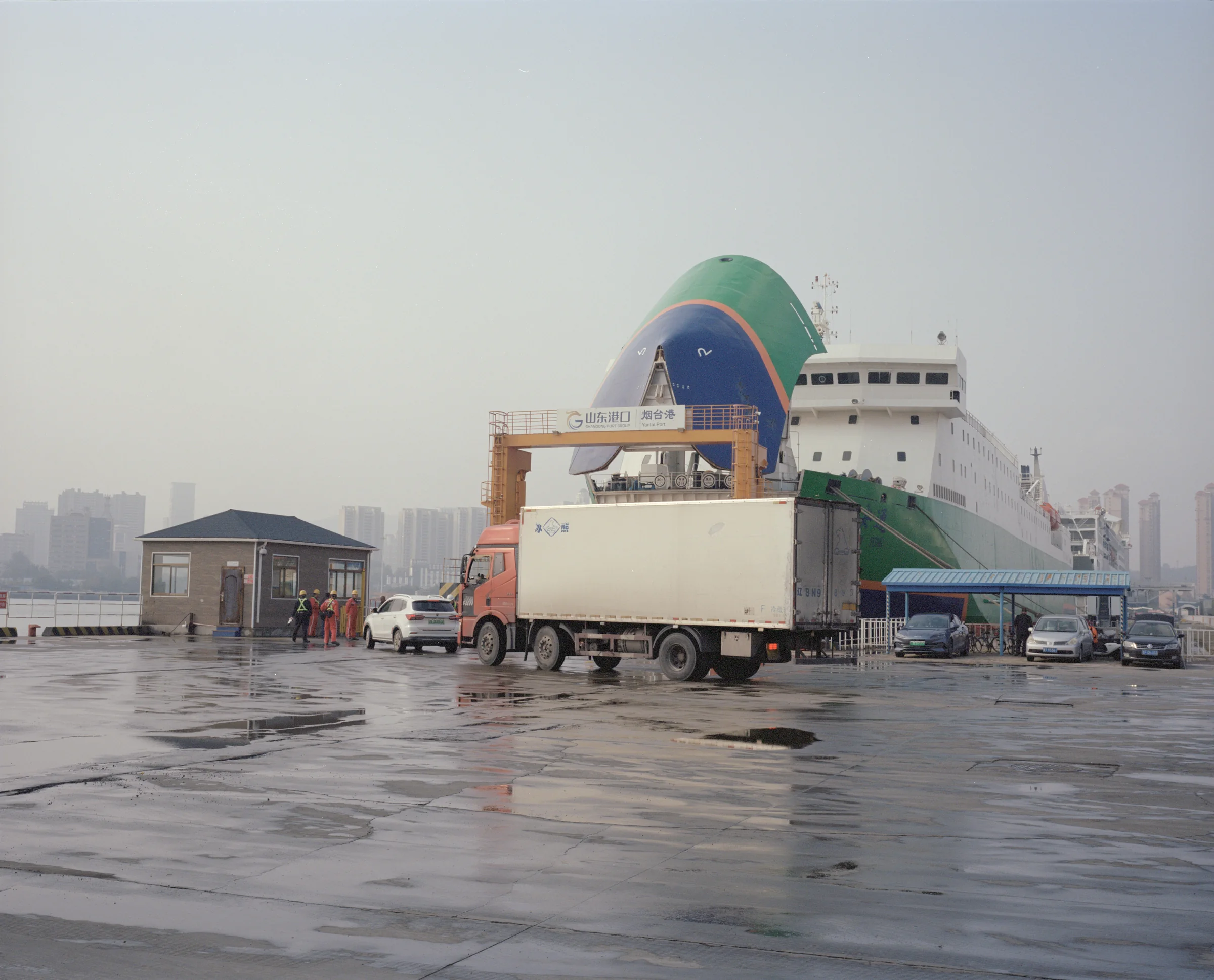 雨后港口码头的渡轮、货车与小屋
