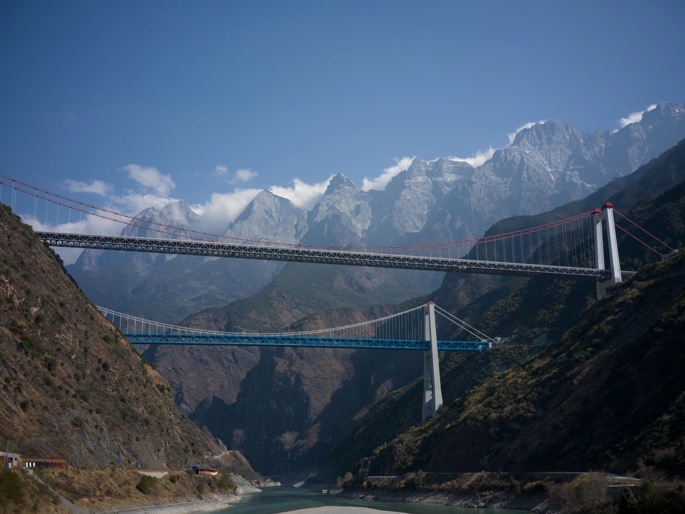 云南滇西北峡谷中的悬索桥与远处雪峰