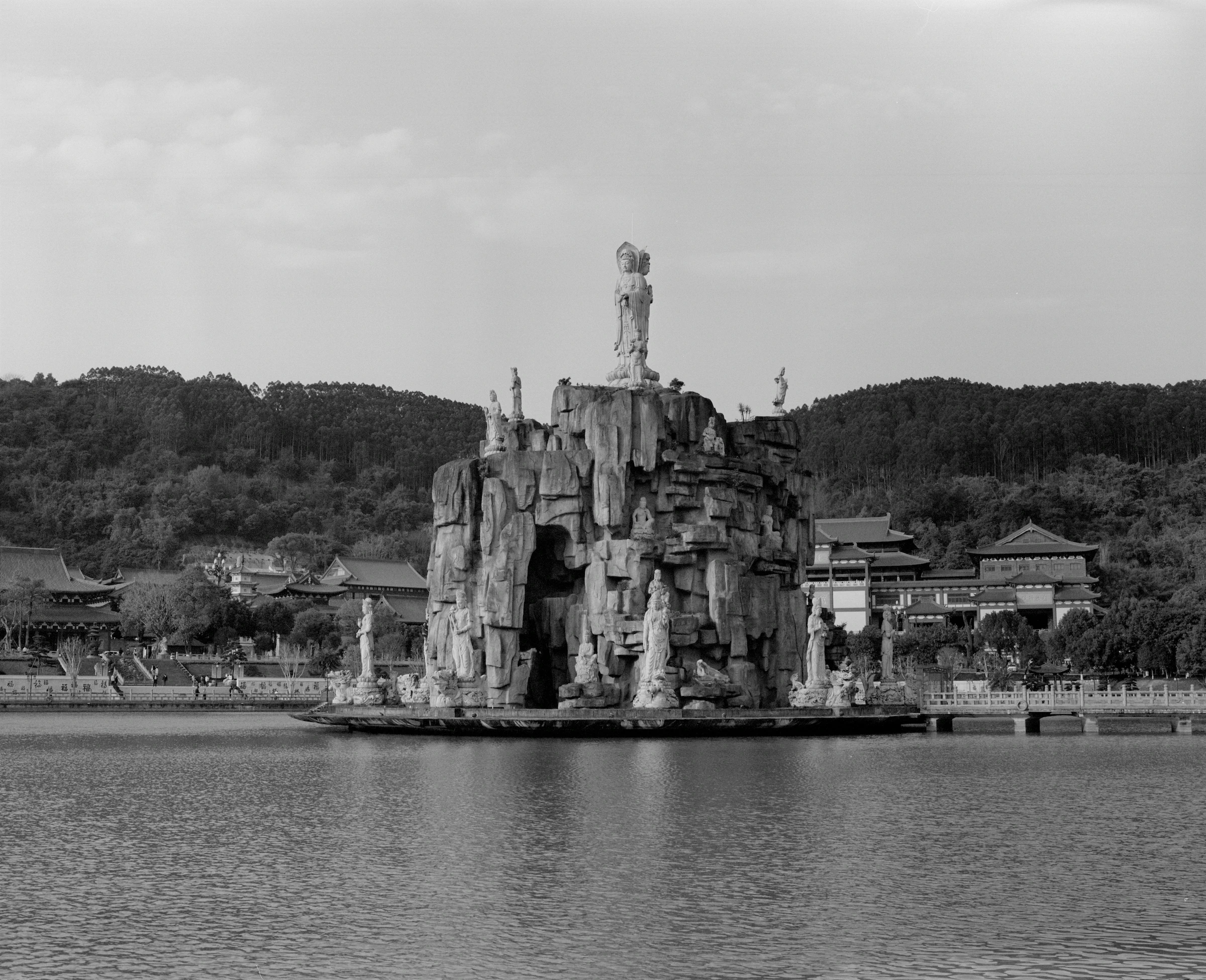 福建福州水面彼岸的高大雕塑与建筑映在黑白画面中