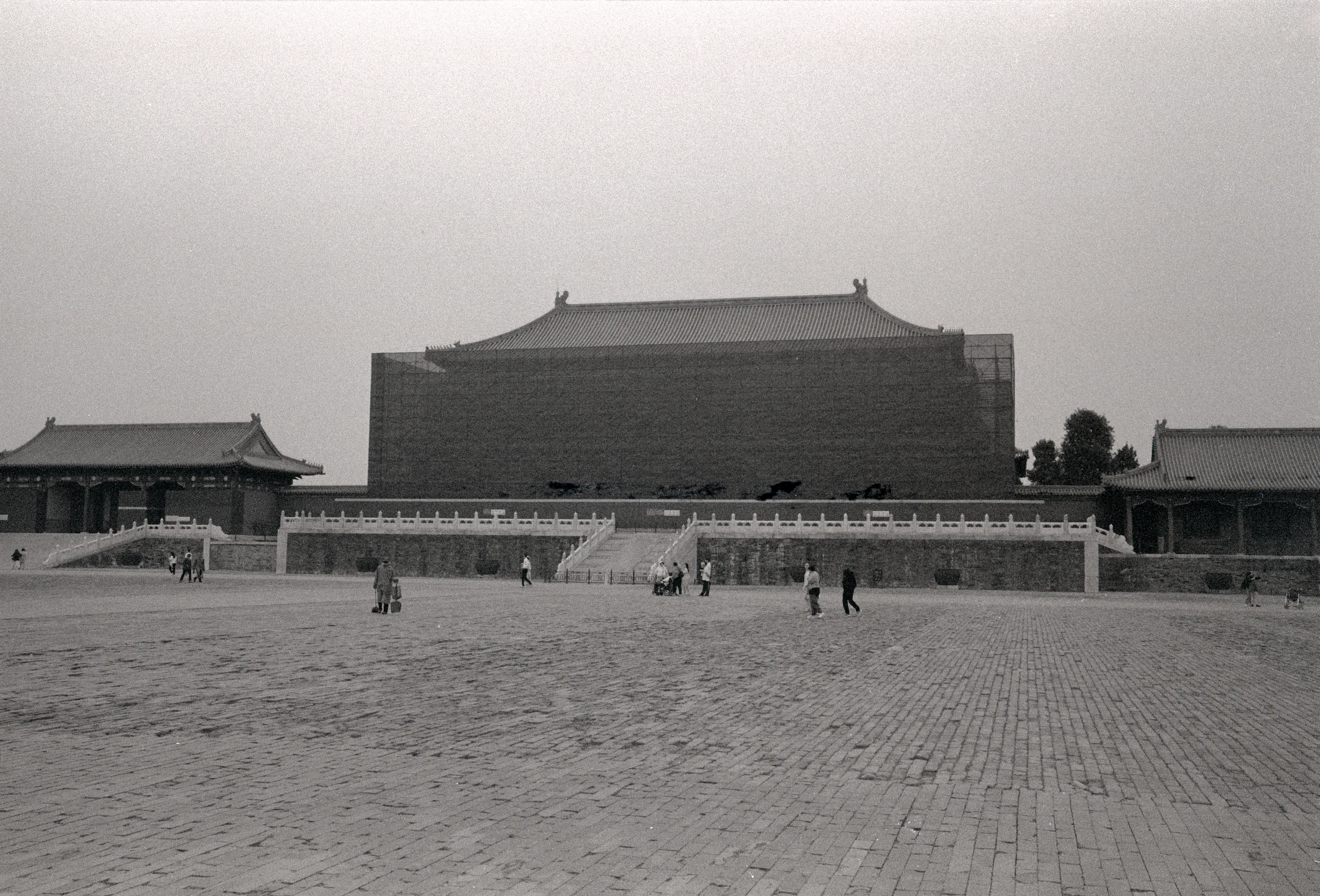 开阔广场尽头，一座大型传统城楼正对镜头
