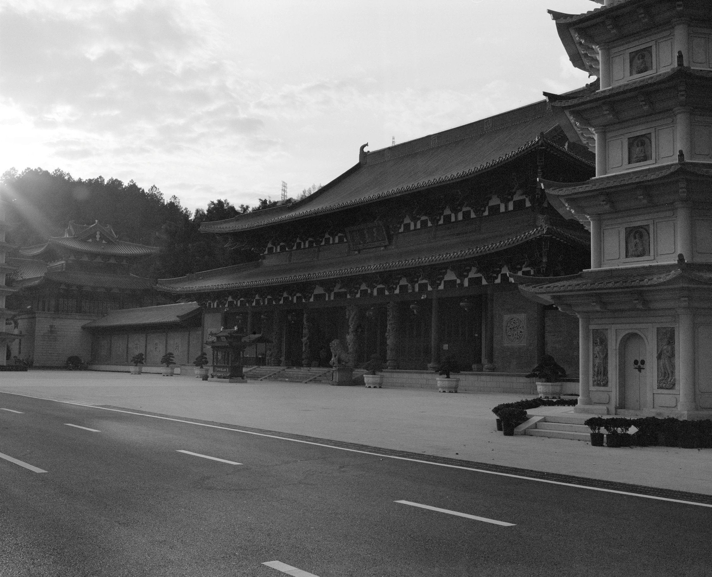 福建福州多层传统建筑沿空旷道路展开