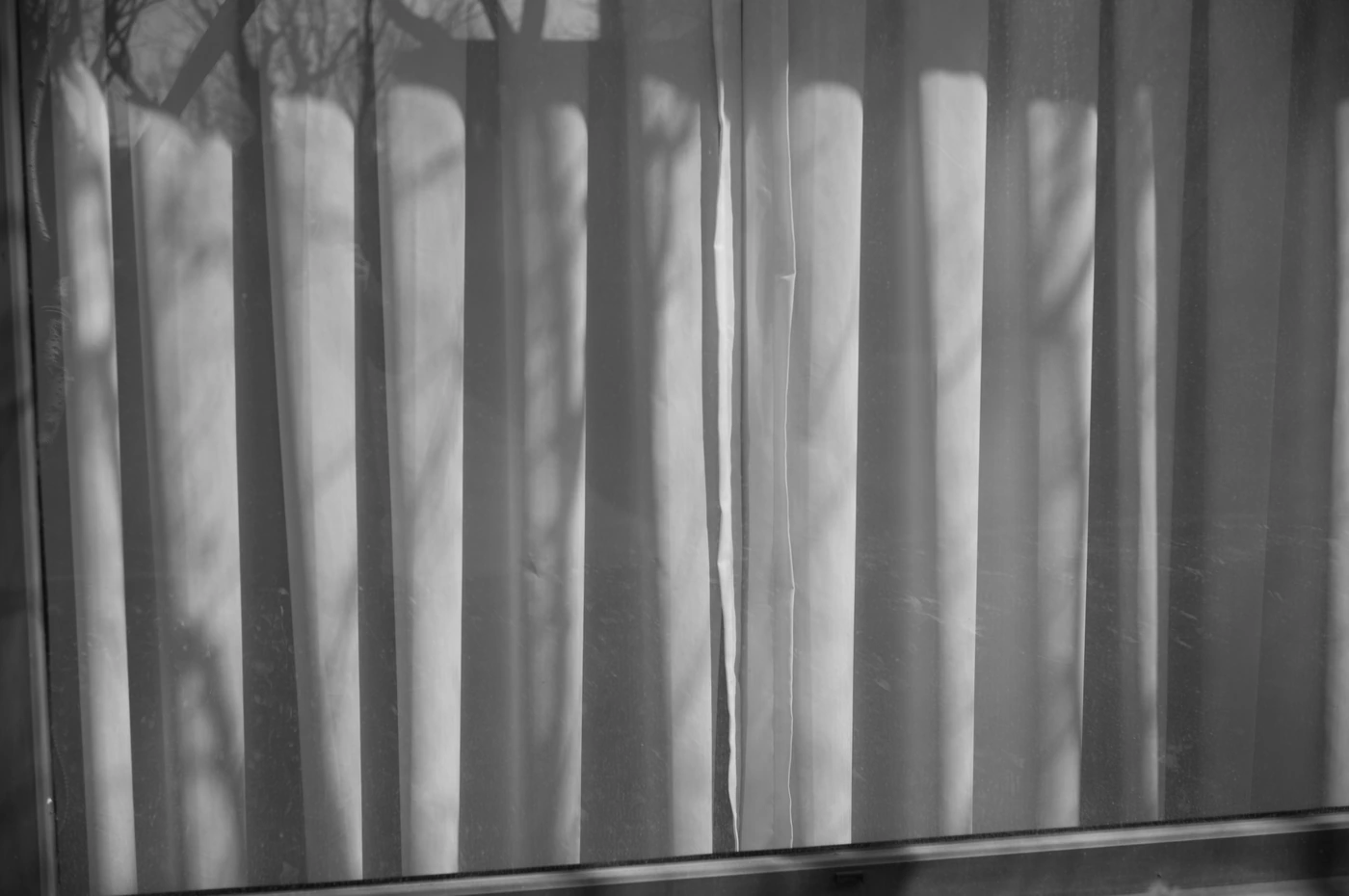 FANG photograph 044: 窗帘与光 / Curtain & Light