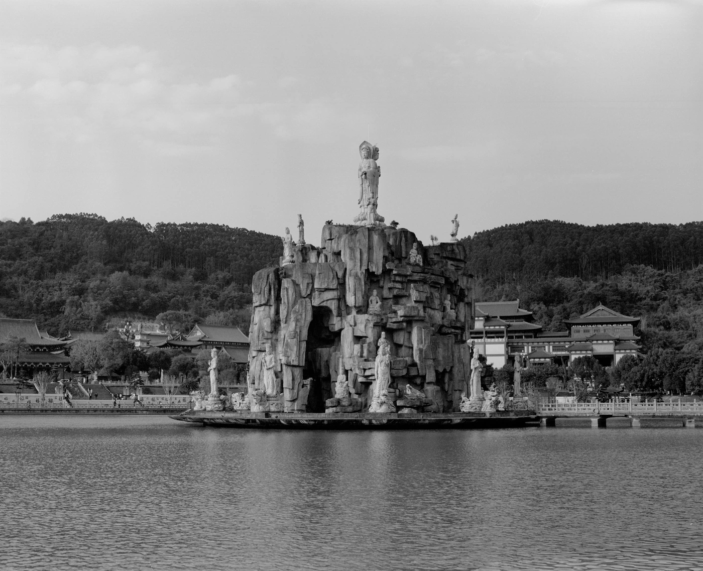 FANG photograph 096: 水面雕塑 / Waterside Sculpture