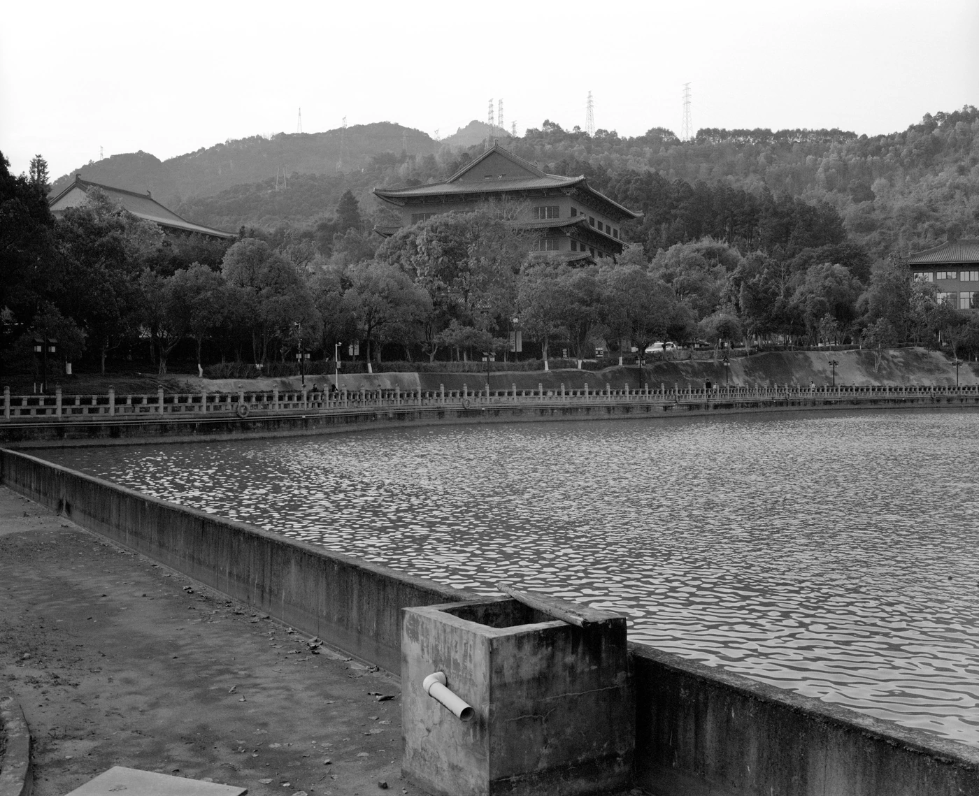FANG photograph 097: 池畔建筑 / Pond Building
