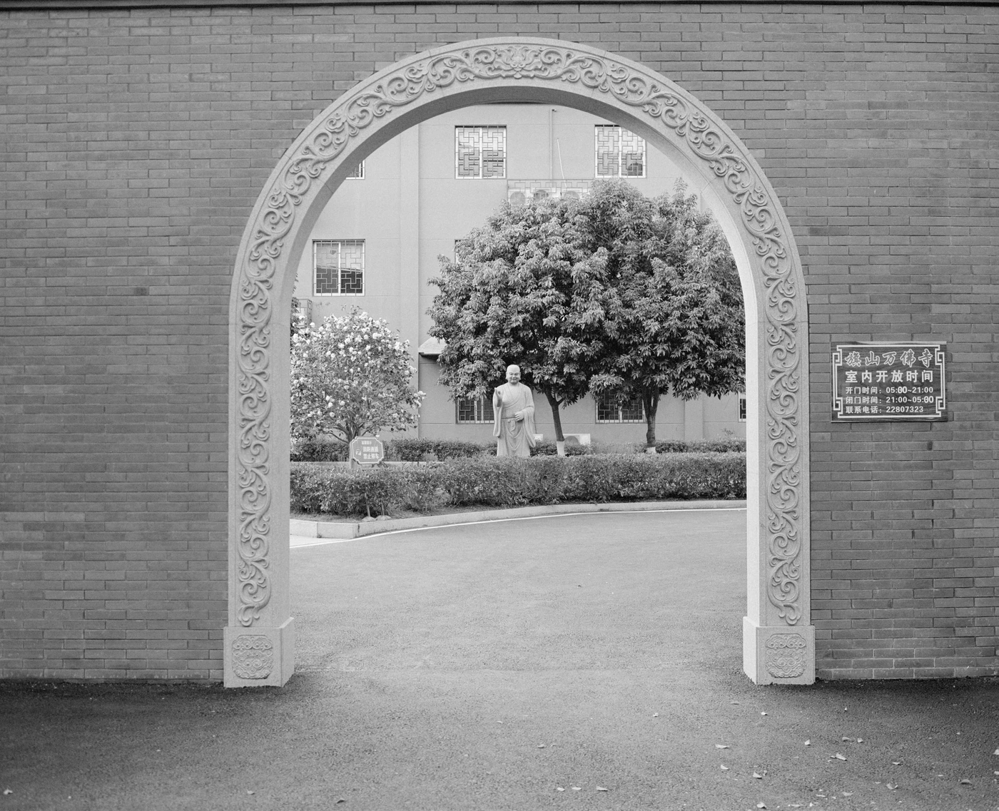 FANG photograph 123: 月洞门 / Moon Gate