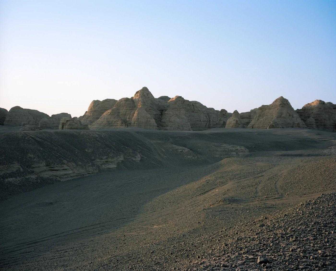 FANG photograph 141: 暗色砾石丘 / Dark Gravel Hills