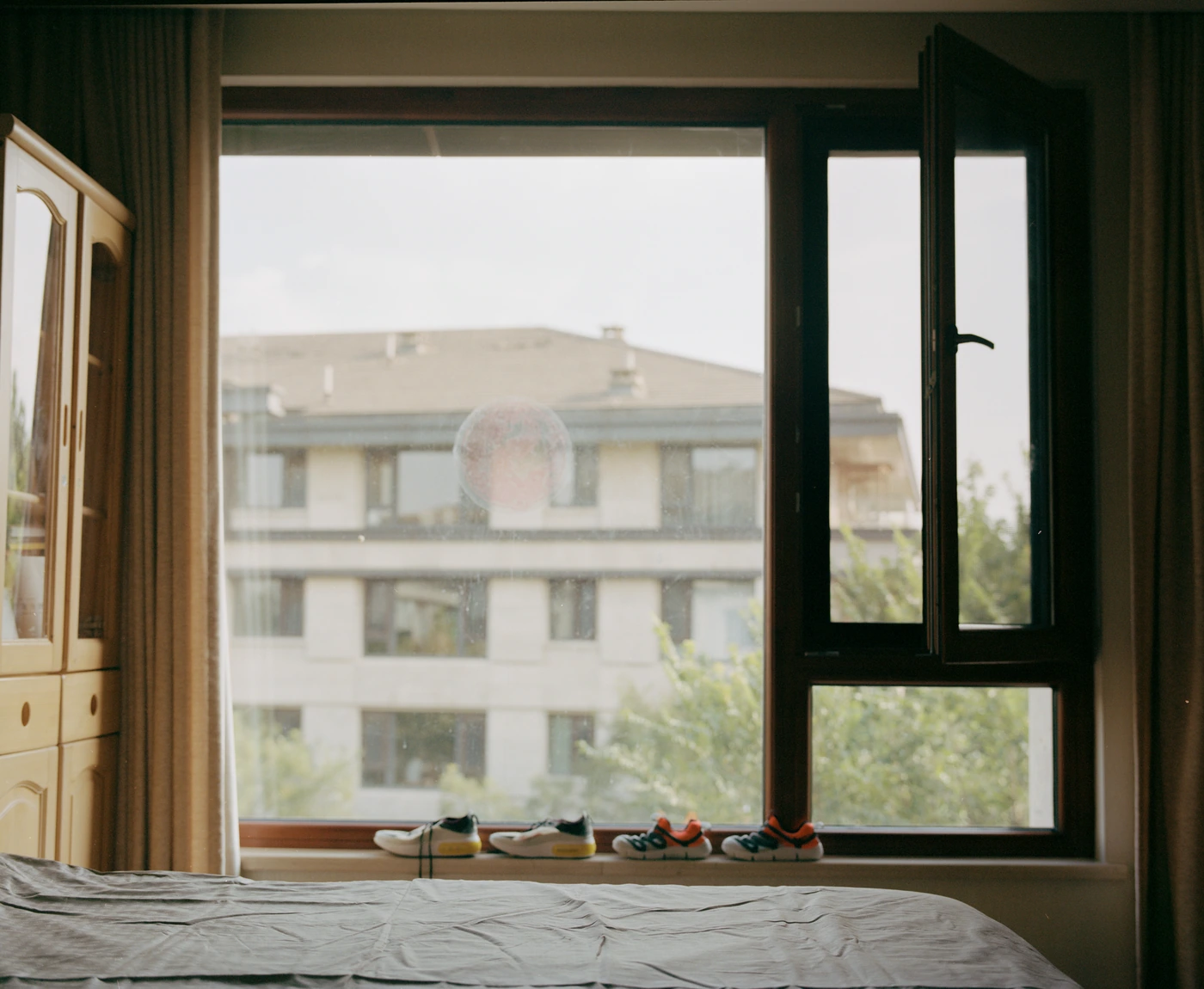 FANG photograph 111: 开窗 / Open Window