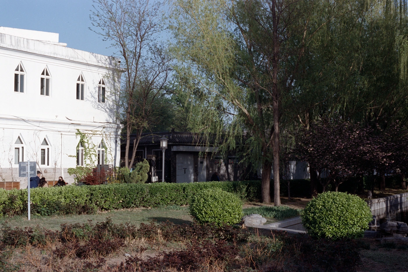 FANG photograph 078: 白楼与庭院 / White Building & Garden