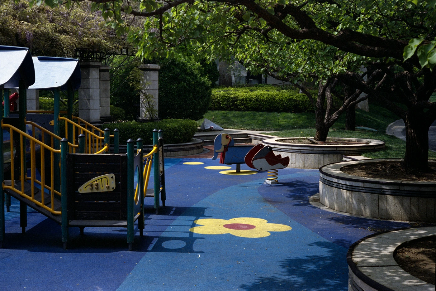 FANG photograph 082: 游乐场与树林 / Playground & Trees